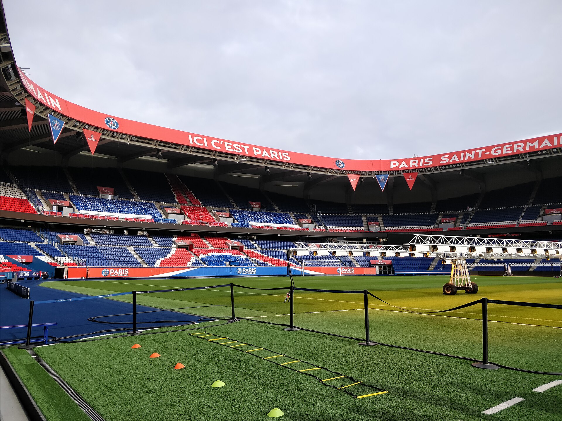 Le Parc des Princes, l'un des stades de cette première journée de Ligue des Champions — photo Like tears in rain, CC BY-SA 4.0 (Wikimedia Commons)